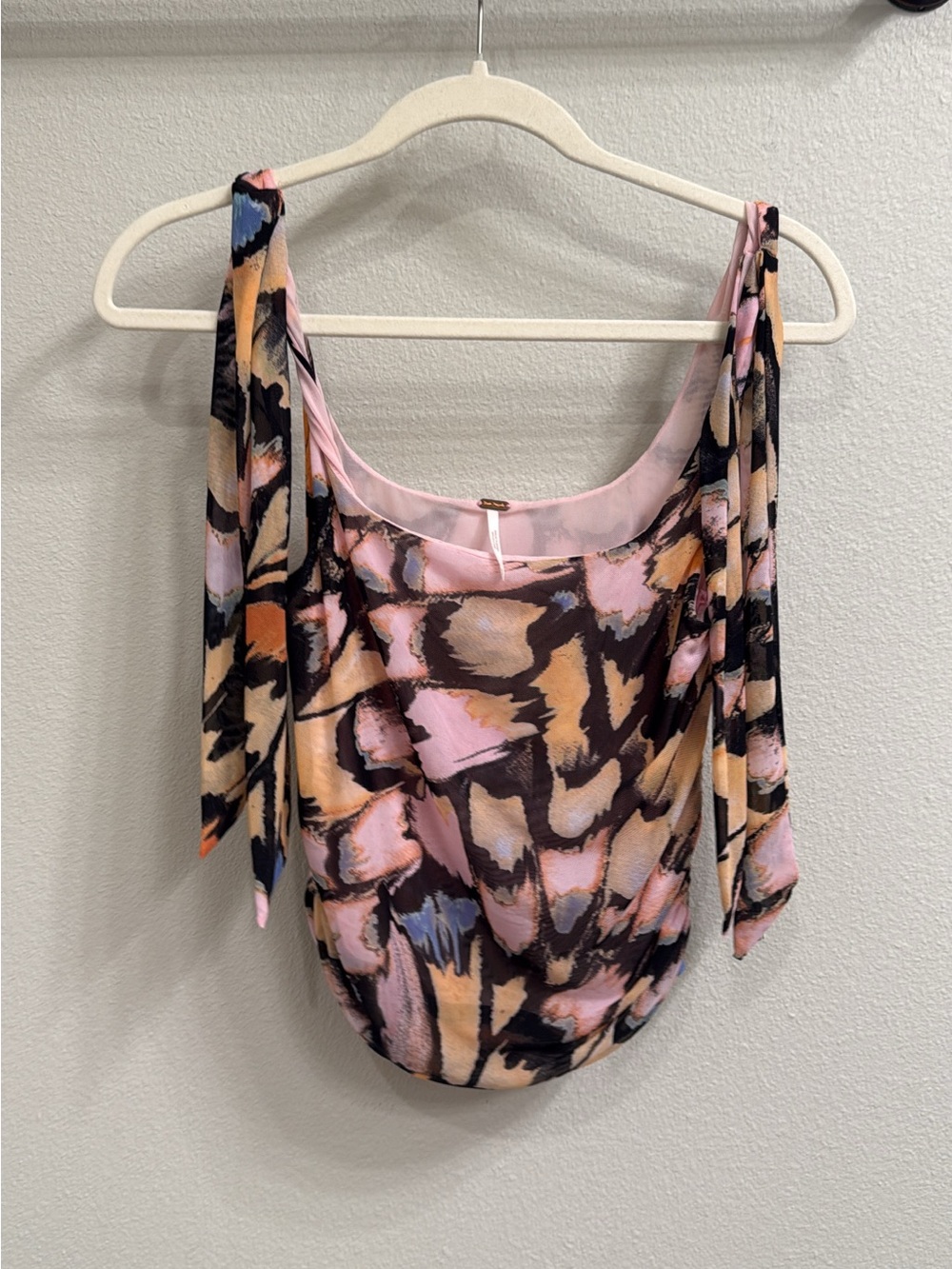 Free People Pink & Black Abstract Cold-Shoulder Crop Top